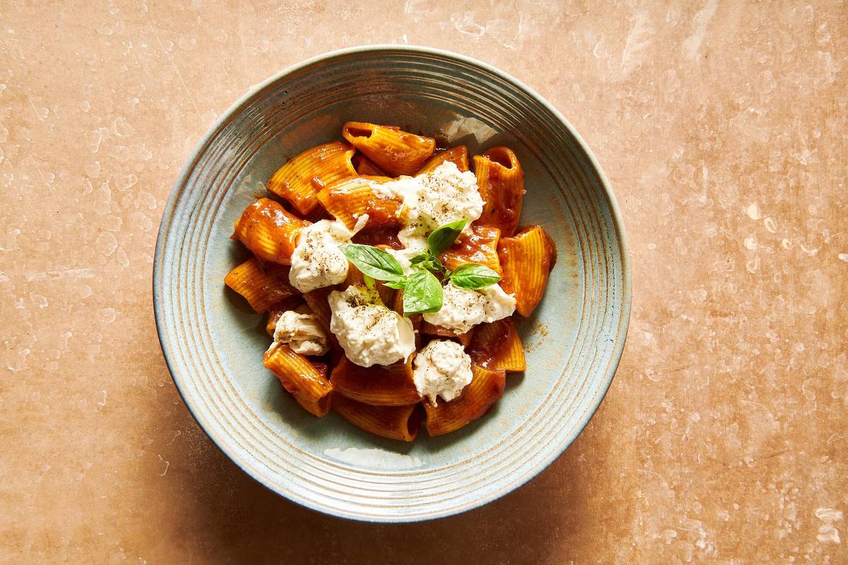 Rigatone de Ovo, com molho pomodoro rosso e burrata fresca no restaurante la mafia se sienta a la mesa