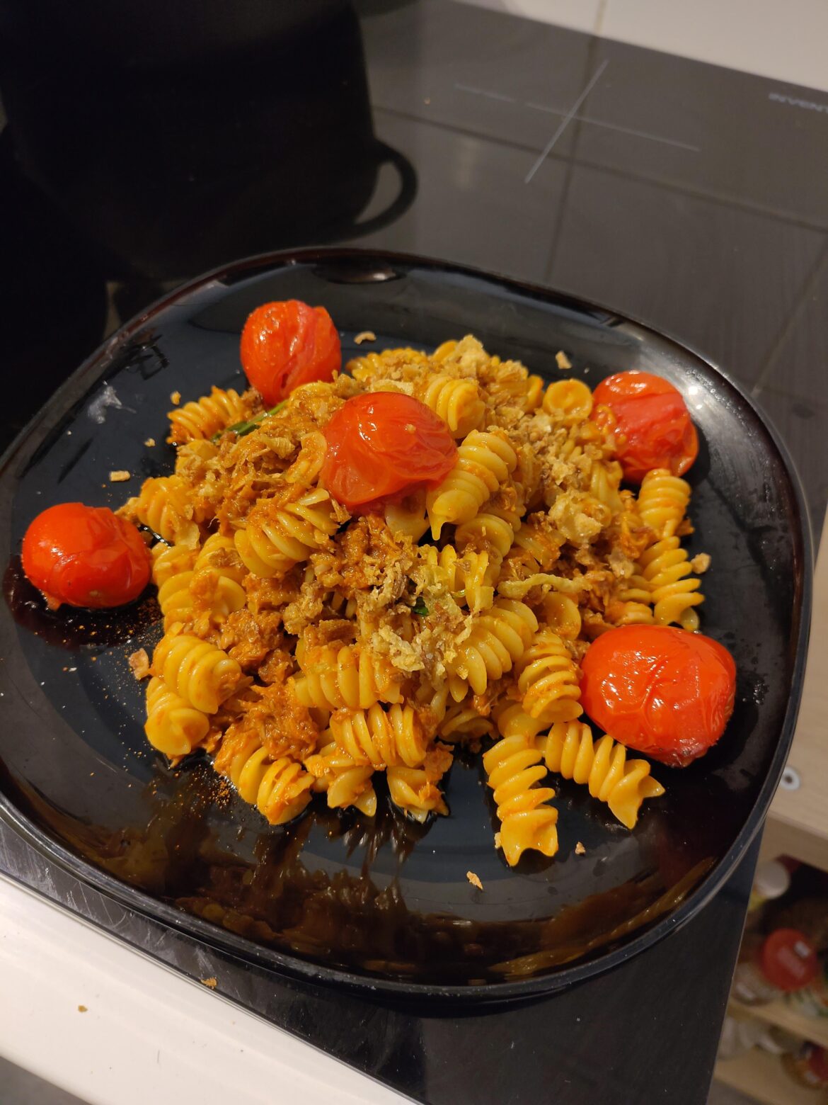 Pasta (monograno Felicetti) with tuna, fresh tomatoes and fried onions