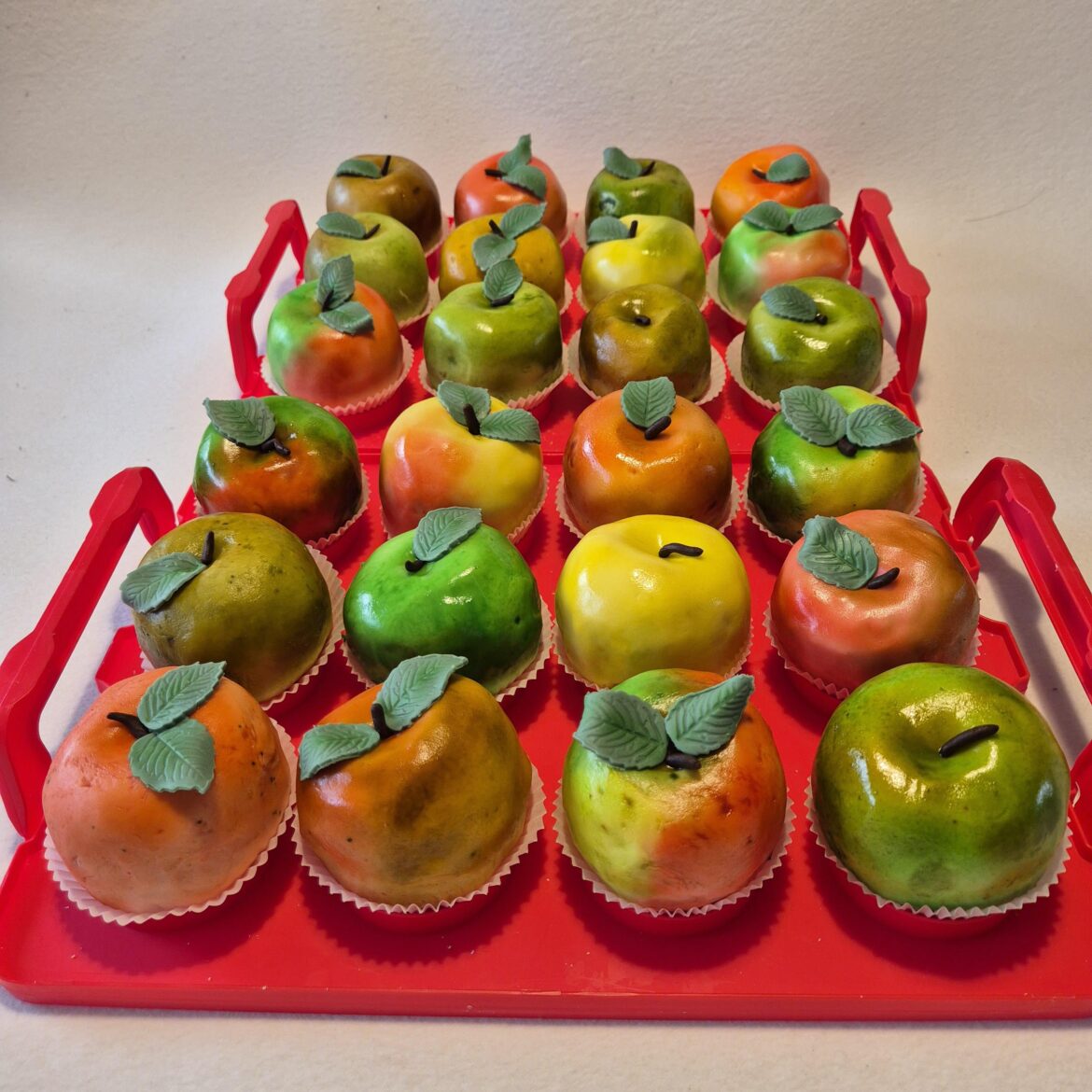 I made a 2nd batch of apple shaped cakes 🍎🍏🧁😁