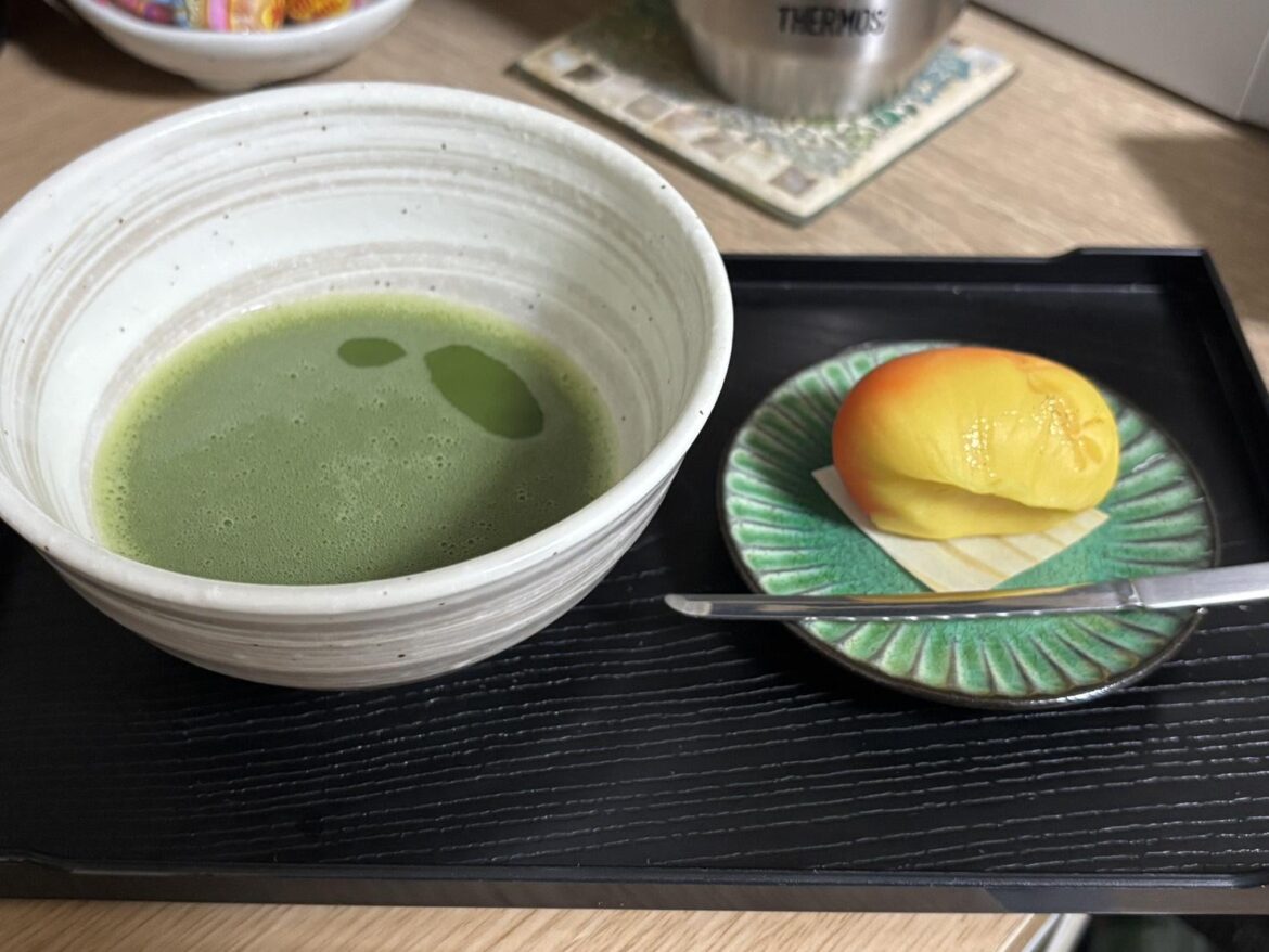 Today is the Mid-Autumn Moon Festival in Japan, so I prepared matcha tea and autumn-themed sweets.