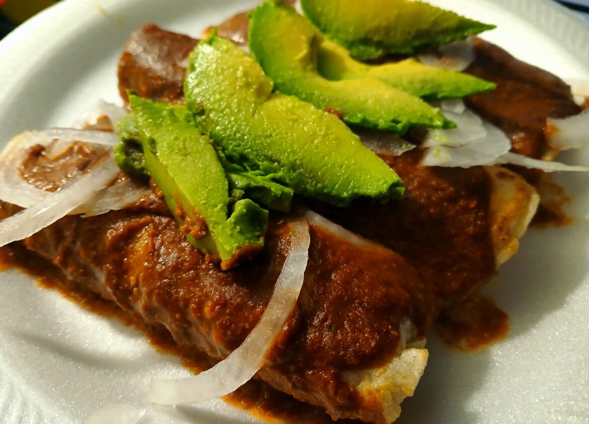 Enchiladas de Pollo con Salsa Mole 🤠 🐔 🌶 🥑