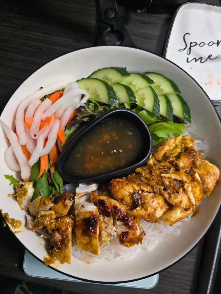 Delicious Thai Lemongrass Chicken & Noodles bowl. 343 calories!!!