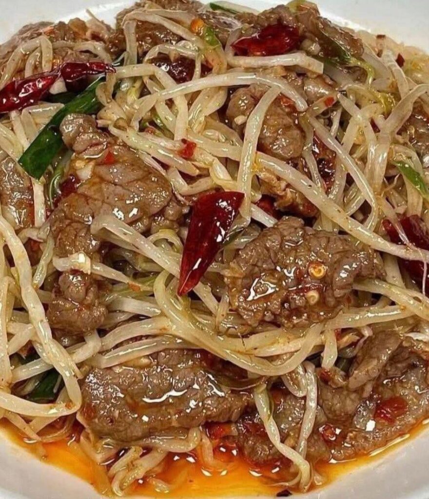 This Stir-Fried Beef and Bean Sprouts recipe🍖😋 is quick, flavorful, and satisfying, combining savory and spicy notes for a perfect weeknight meal. RECIPE BELOW