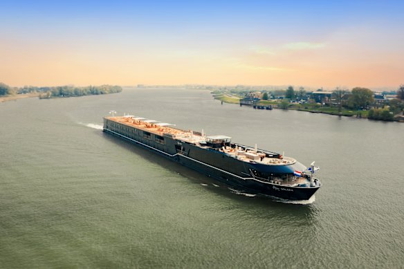 APT Solara sets sail.