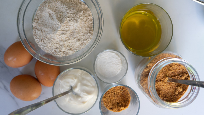 Ingredients to make an olive oil cake