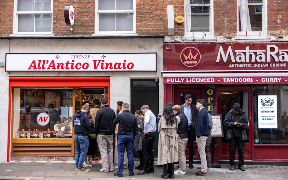 Long queue at sandwich shop, All'Antico Vinaio, based in Soho