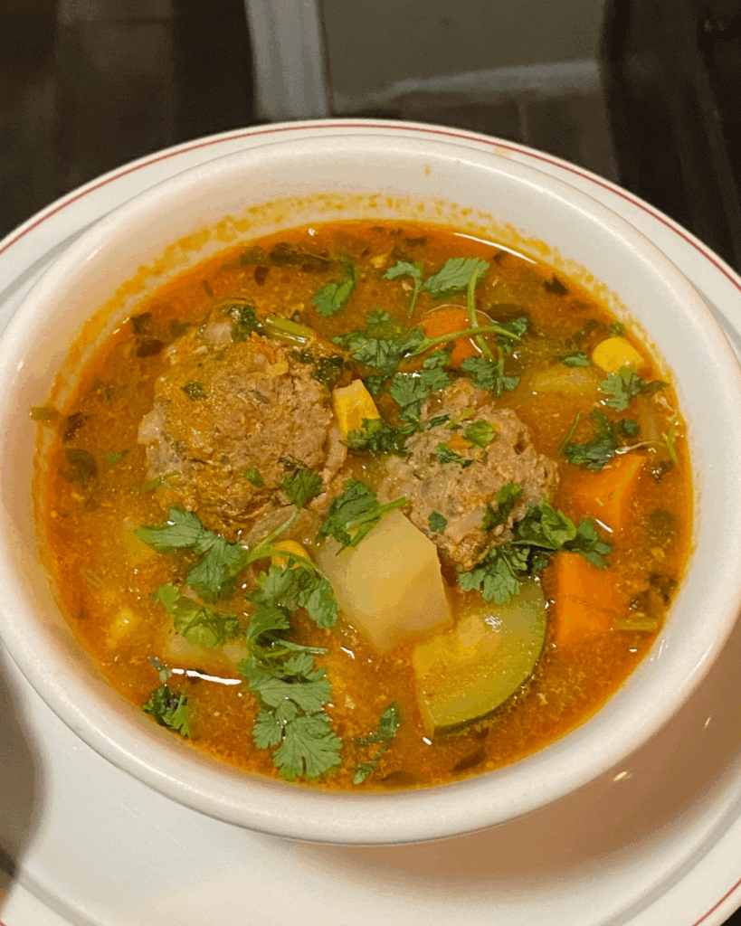 caldo de albóndigas
