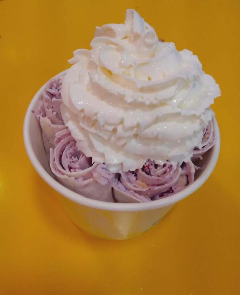 Berries rolled ice cream