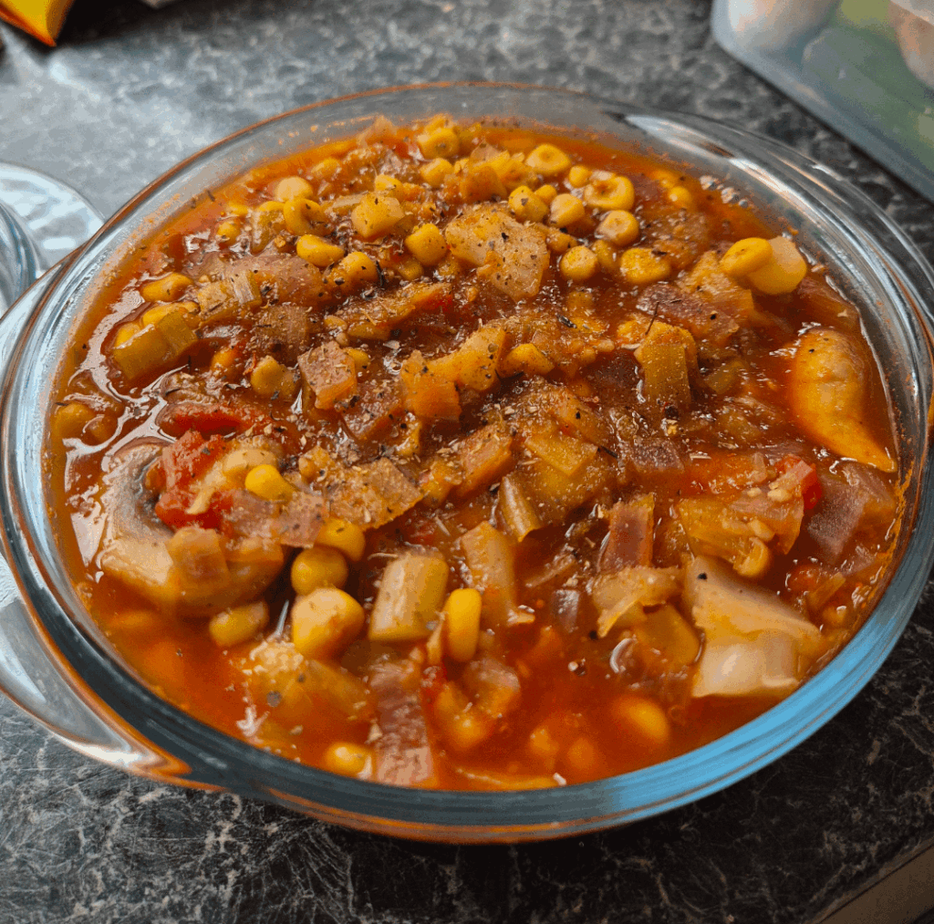 A huge volume (non skyr) win! My version of minestrone soup for 454 cals with 37g protein