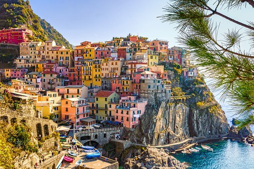 10 Pros and Cons of Living in Italy (2025 Updated) 10 Pros and Cons of Living in Italy (2025 Updated)