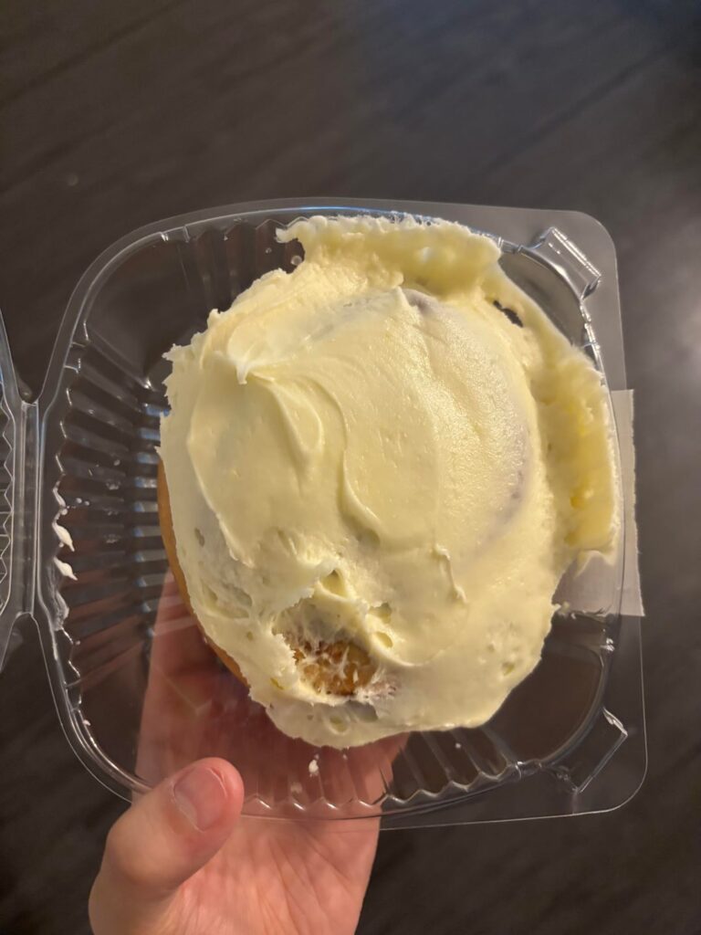 cinnamon roll calorie estimate