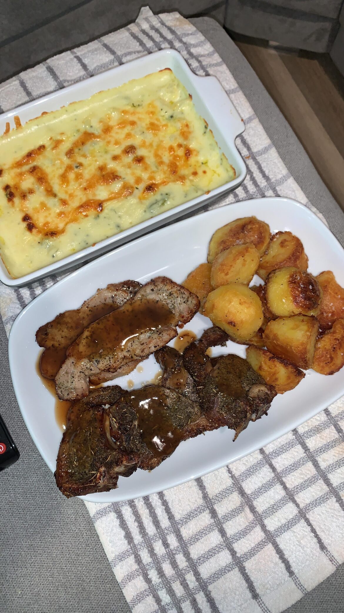 son was taken to hospital Friday night so missed out on a roast Sunday, I made it today for when the missus brought him home! First time I done the roasties she usually does them 😅