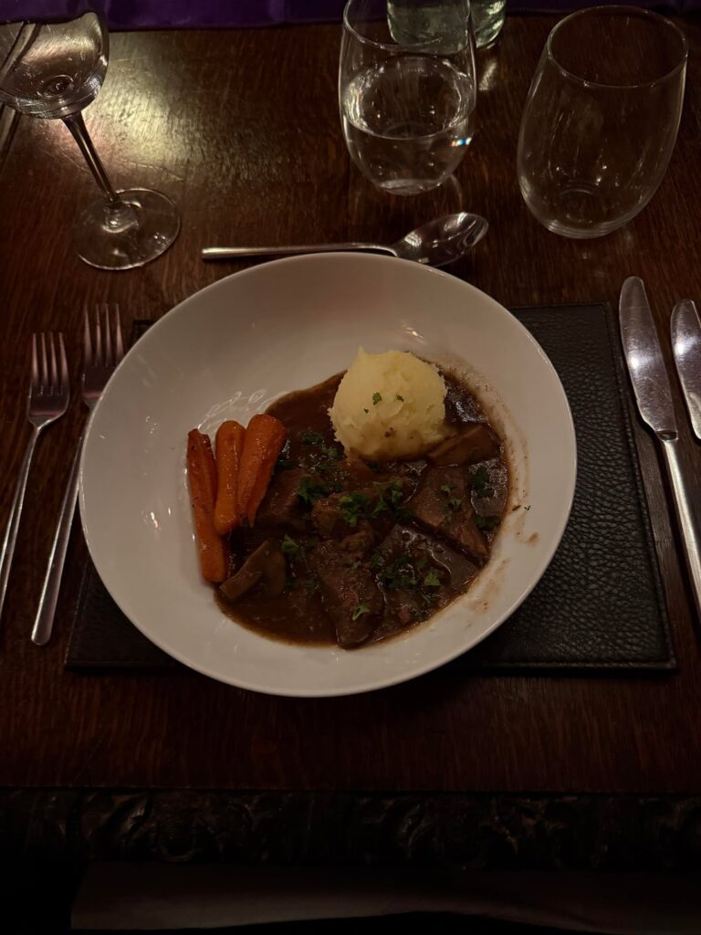 Kcal estimate for this beef bourgignon in red wine sauce, creamed potatoes and glazed carrots?