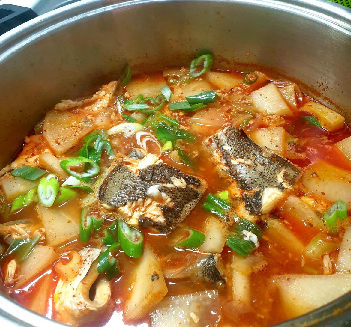 I made spicy fish stew with red sea bream and flatfish.