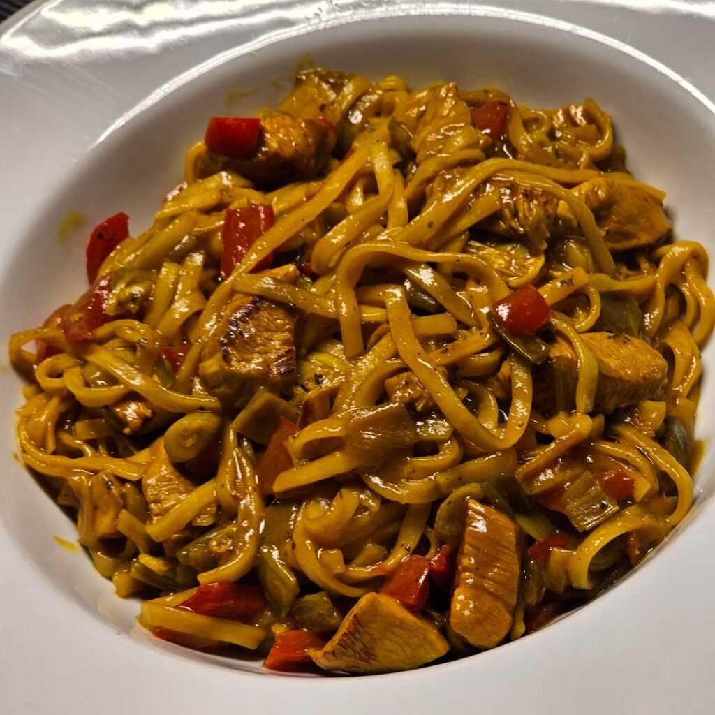 Mie-Goreng-inspired noodle dish (without the goreng, as the pasta was not stir-fried), with chicken breast and lots of vegies