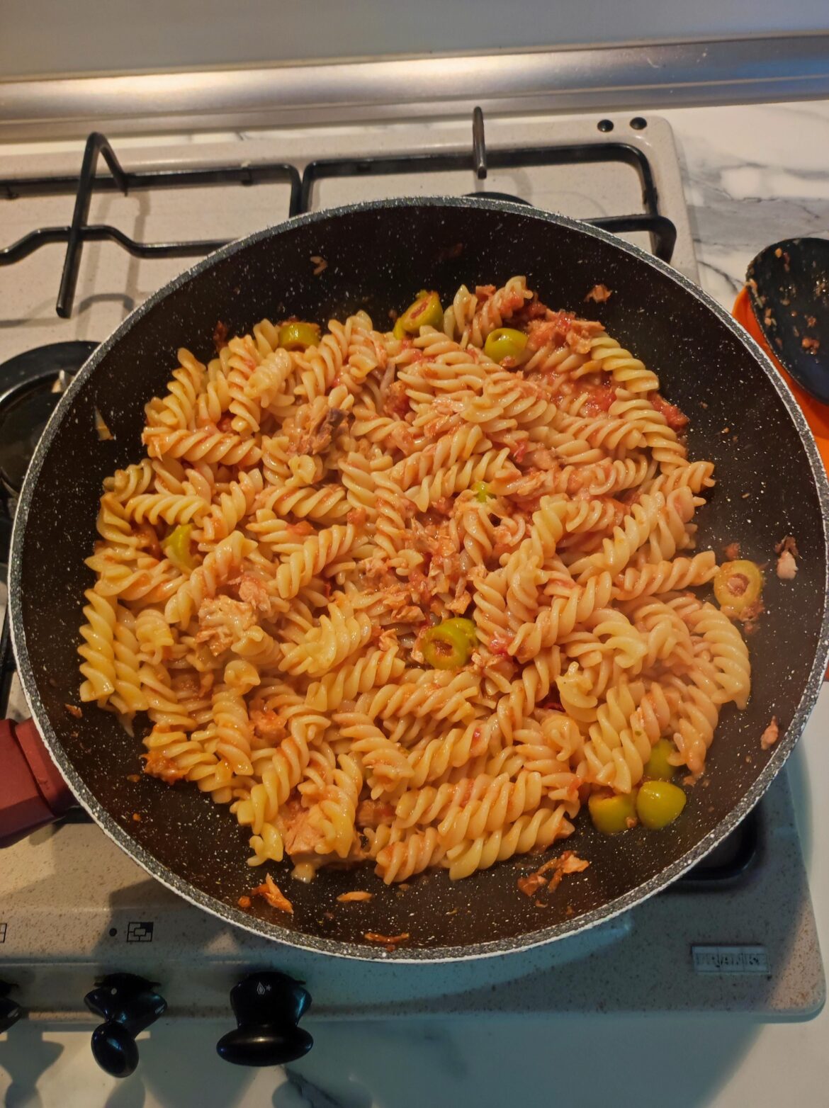 Simply, delicious and so much! 😋 Pasta with tomato sauce, tuna, olives and grated parmesan!