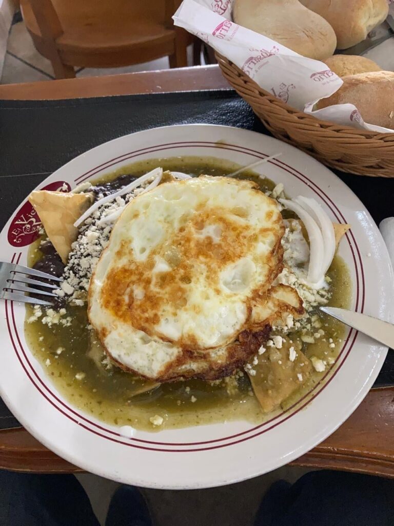 Chilaquiles verdes con Huevos estrellados y frijoles refritos.