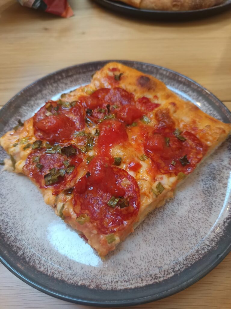 [Homemade] Pizza with kulen, spring onions