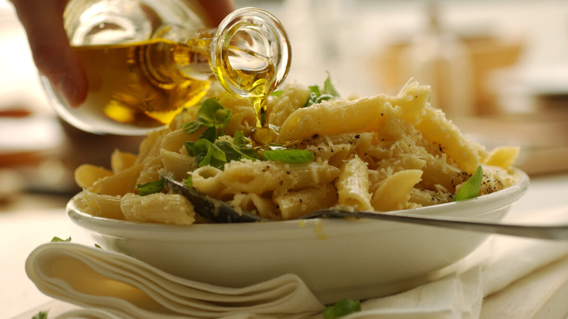 The Only Use For Extra-Virgin Olive Oil In A Pasta Dish Doesn't Involve Any Cooking
