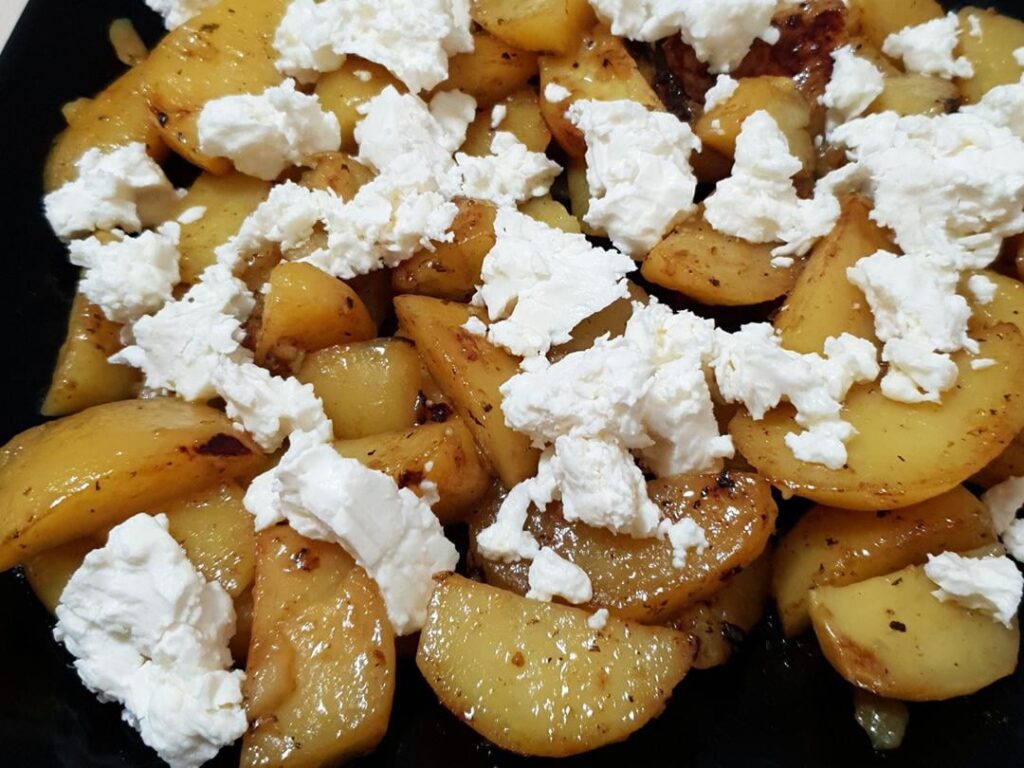 Lemon-garlic potatoes with telemea