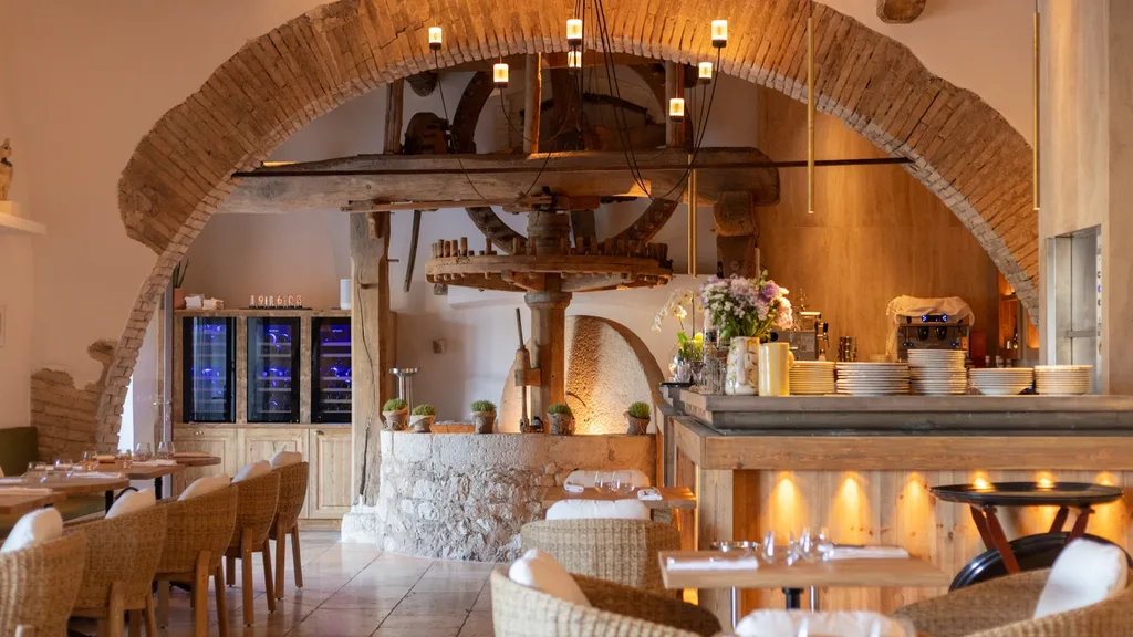 Le Moulin de Saint-Paul’s 
dining room.