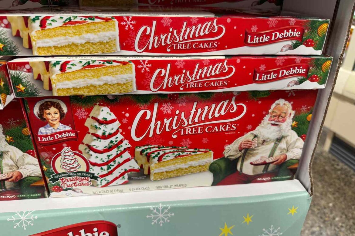 Little Debbie’s Chocolate Christmas Tree Cakes Are Back Little Debbie's Chocolate Christmas Tree Cakes Are Back
