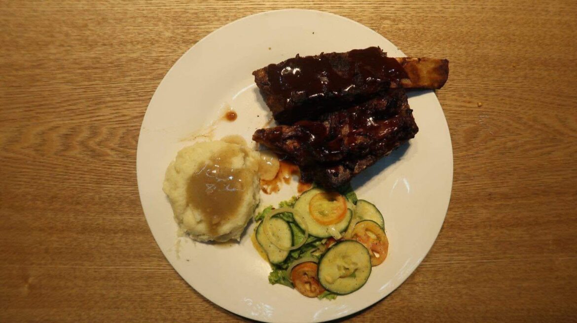 Baby back ribs with mashed potato and salad