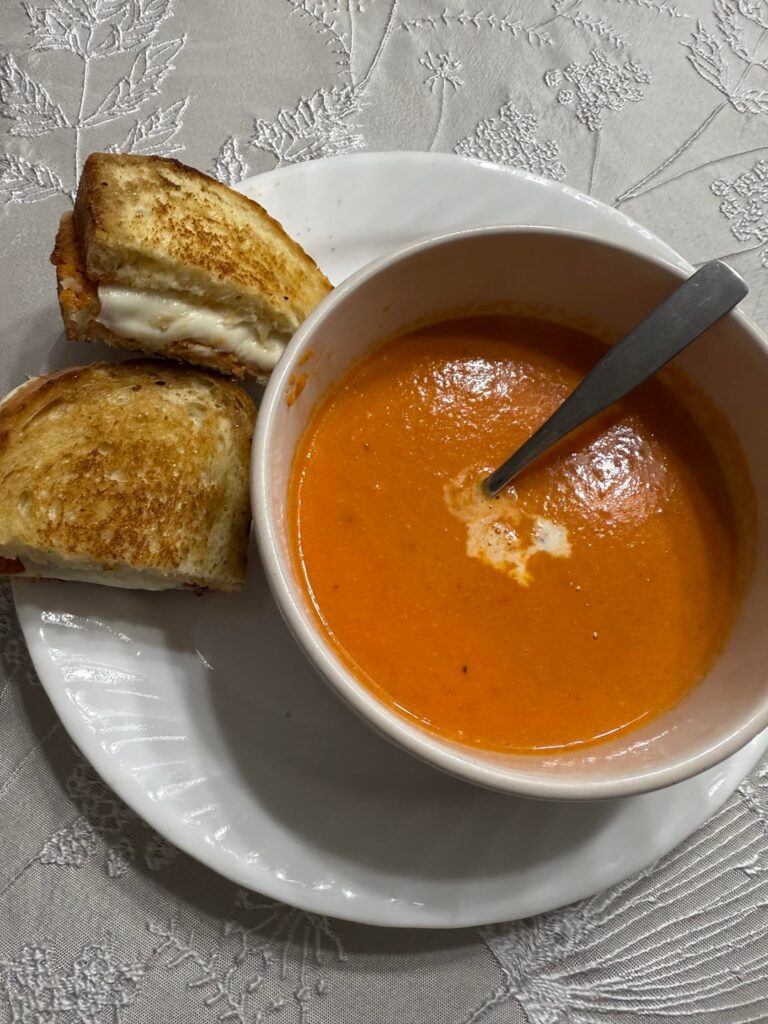 Homemade roasted tomato soup with sourdough mozzarella and tomato pesto grilled cheese 😋🍅🧀