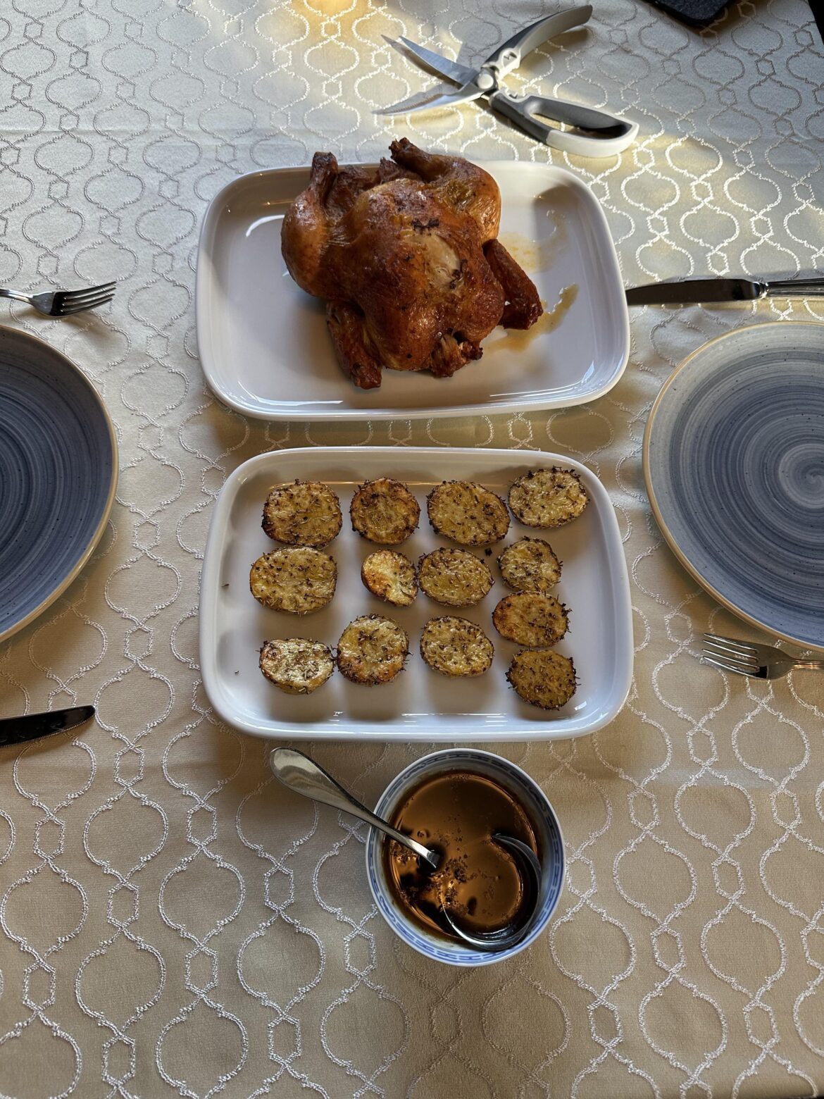 Wiesnhendl with potatoes and gravy at home