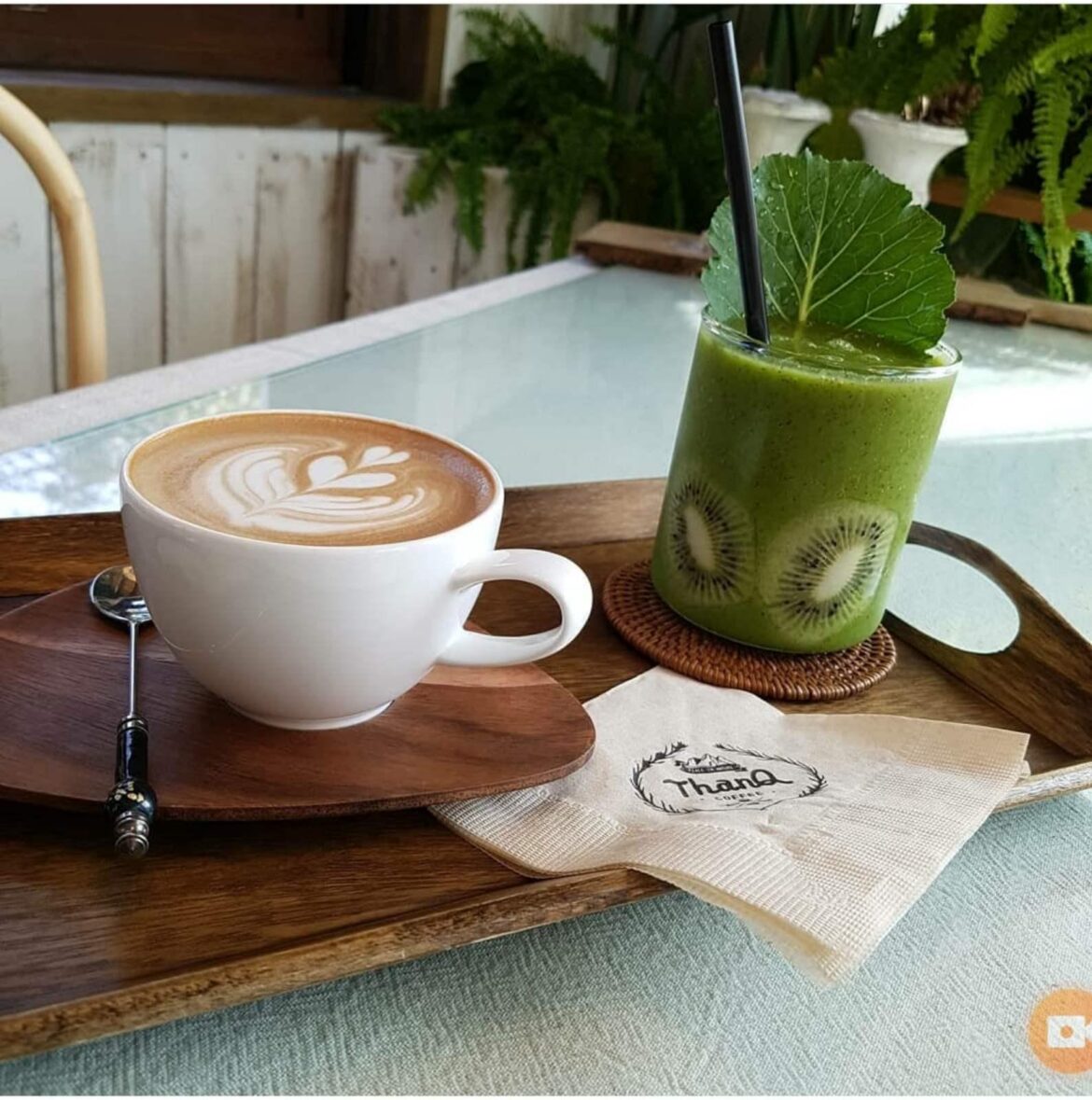 White Mocha Coffee and Kiwi Juice