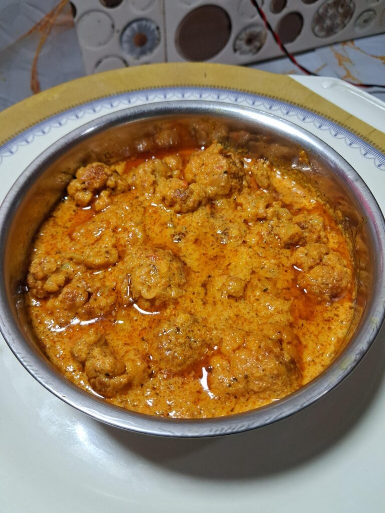 [Homemade] A rich and creamy Cauliflower Coconut Curry I (my mom)made for dinner.