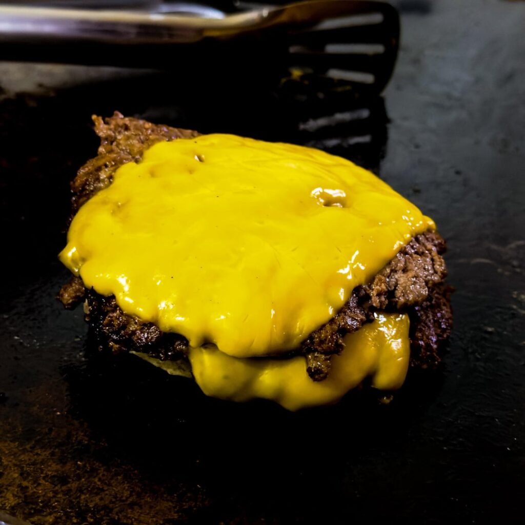 i started making burgers again. i hope you'll like it guys