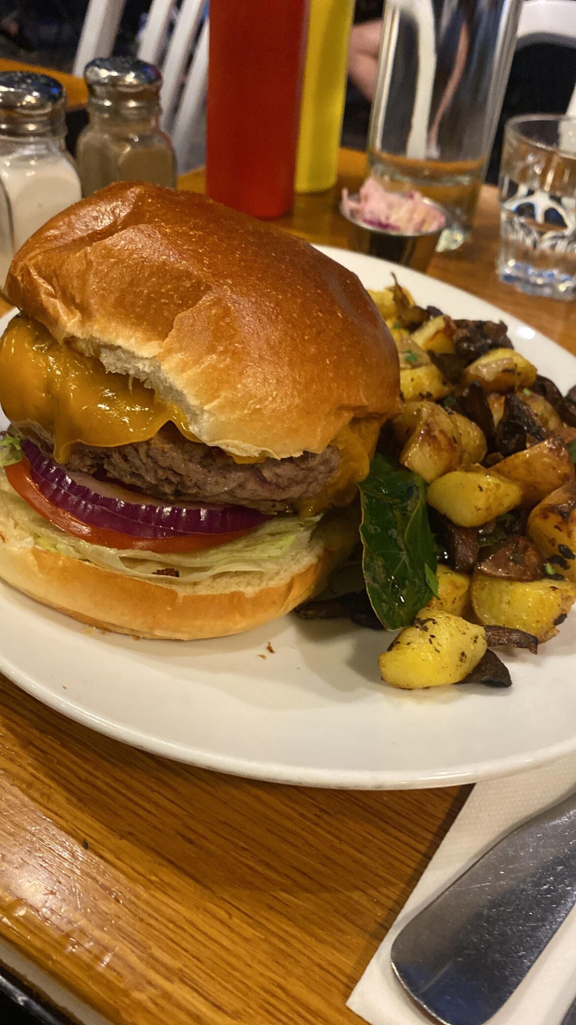 280g of steak in that beast with potatos . 16,50€