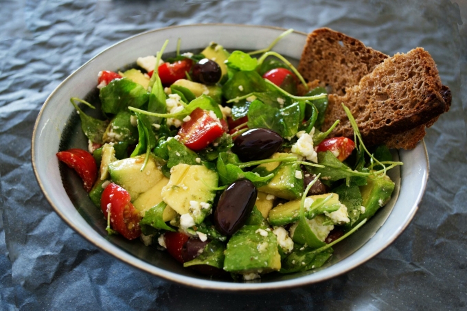 Vegetable salad with wheat bread. Illustration photo by Pexels