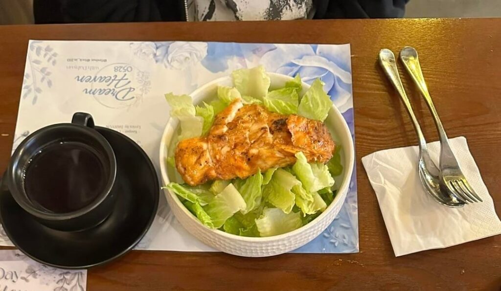 how many calories in this grilled chicken salad?