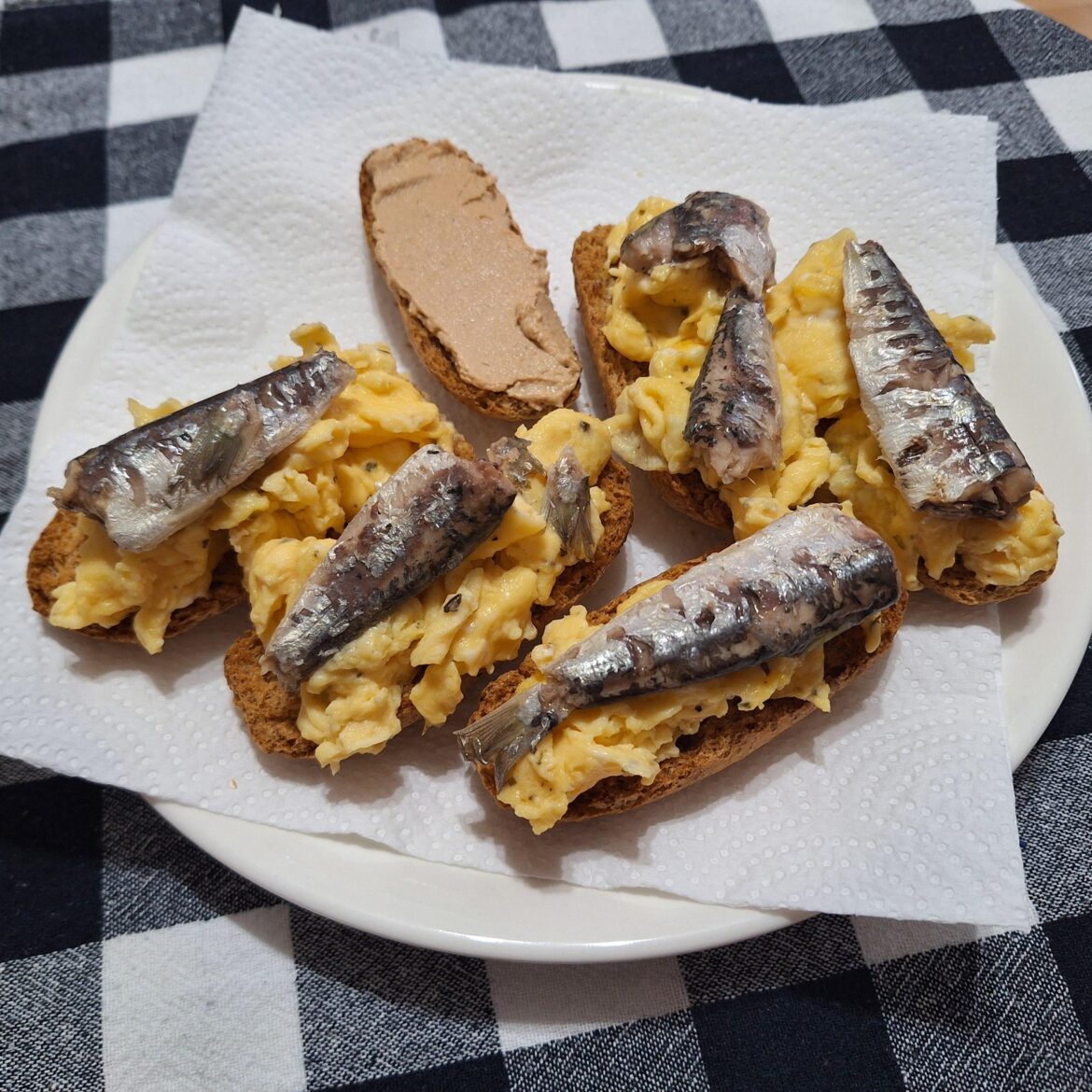 This is the reminder that there's (probably) no reason for you not to eat sardines today. Happy Friday!