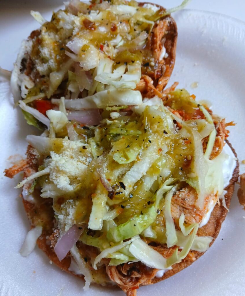 Tostadas de Pollo 🐔 con Salsa Verde 🌶 (hacienda con ghost chilies y jalapeños de mi Jardin)