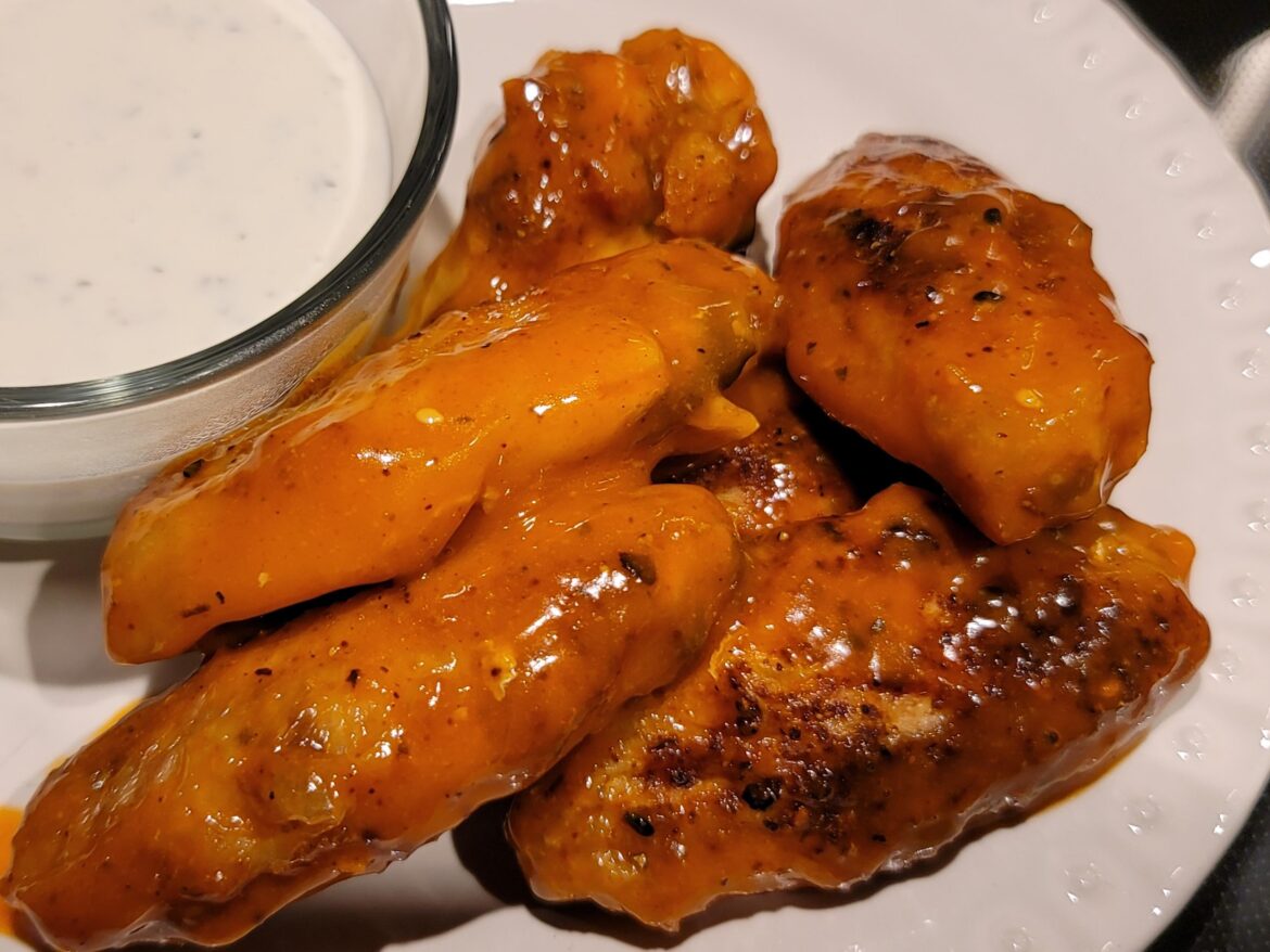 3 am Netflix Ed Gein Monster binging, crispy, oven-baked, spicy Korean/Buffalo Garlic BBQ wings 🔥🔥🔥