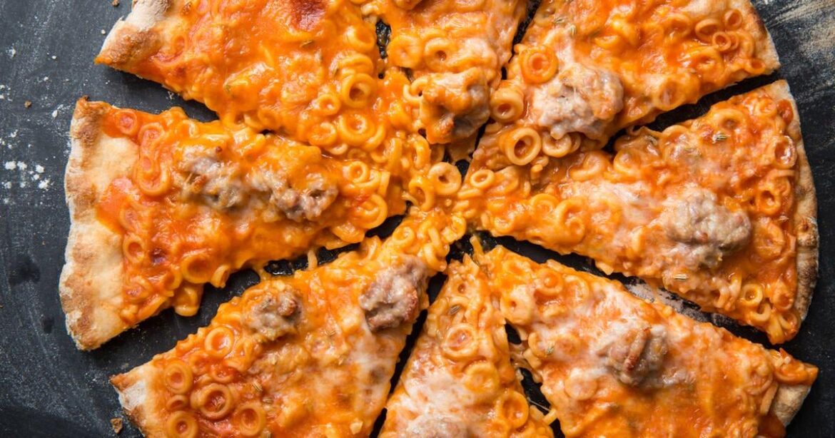 Spaghettios pizza with grundlemeatballs for protein. What a delectable umami spread. Mommas gullet is RUMBLING!!! 🤤🤤🤤