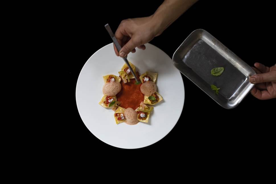 roberto di pinto Ravioli ripieni di datterino liquido salsa di burrata e variazioni di pomodori