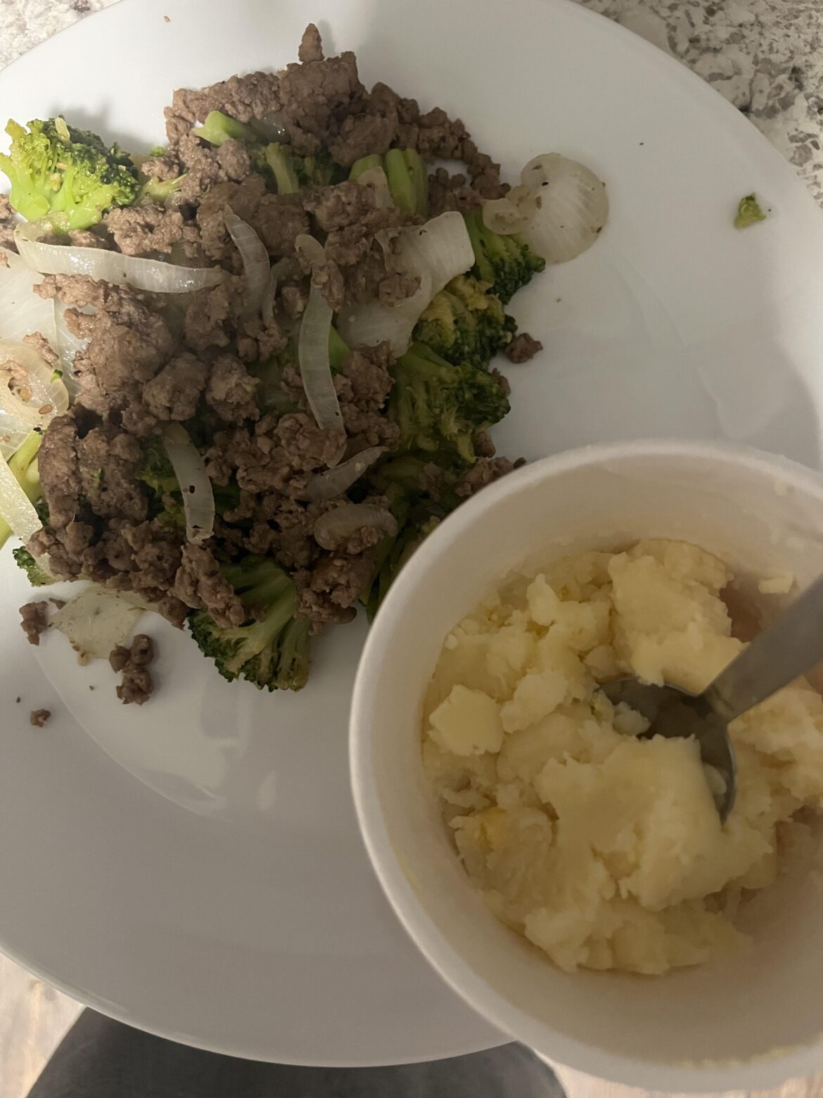 Lean ground beef and teriyaki broccoli ( g Hughes sauce ) with mashed potato (instant) 346 calories 🖤