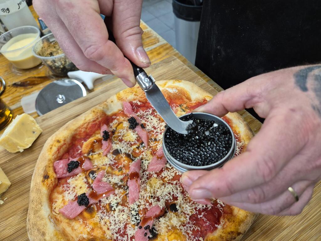"€5,000-per-kilo caviar" (Photo: Assaf Kamar) פיצה