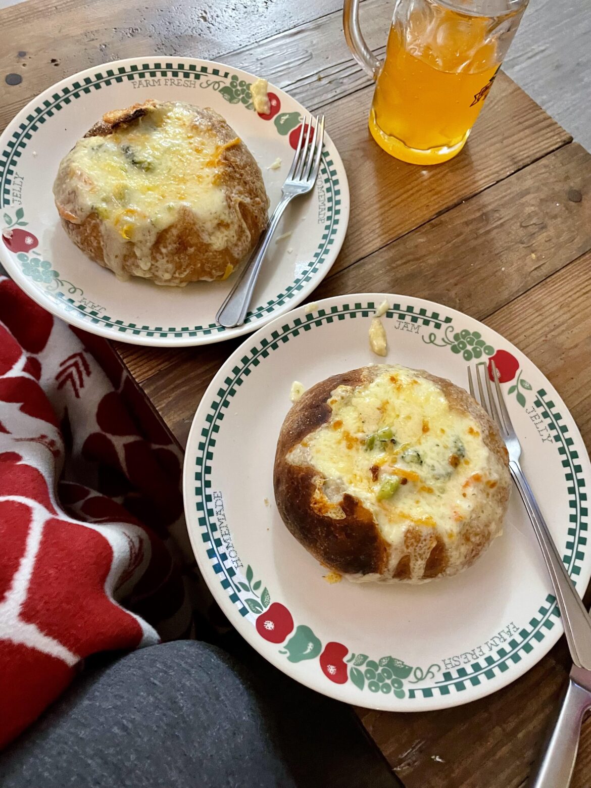 Horrible nor’easter means staying warm with broccoli cheddar soup in sourdough bread bowls! 🥦🥖