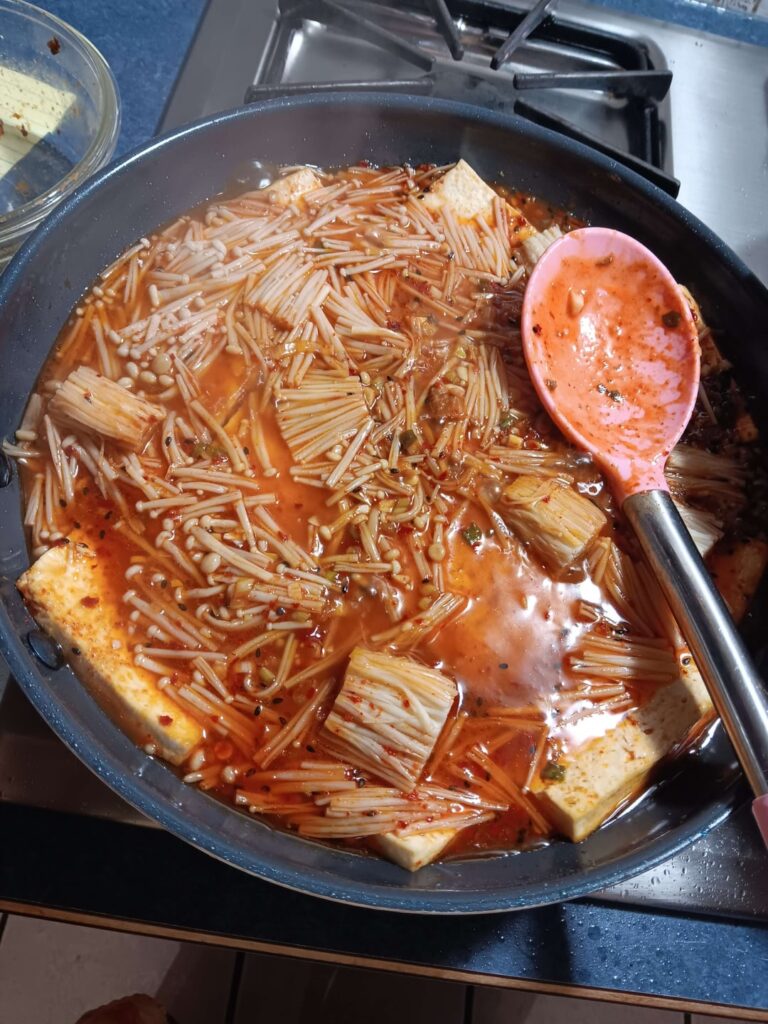 I made Tteok-bokki and Braised tofu both with enoki mushrooms. Made the Tteok-bokki with kimchi in the sauce and man oh man was it ever a delish meal. I finally made my own kimchi so I could make these dishes 😋 ☺️
