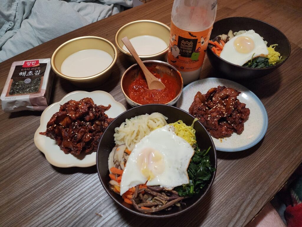 Made bibimbap and dwejibulbek for dinner!!! With my favorite makgeolli!