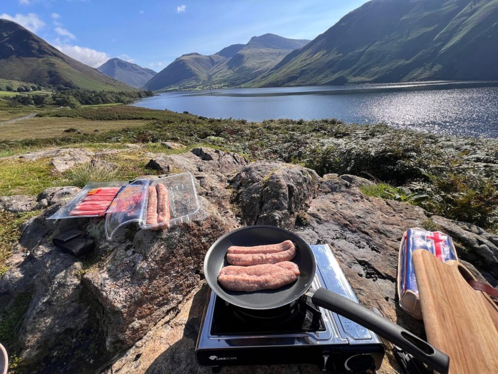 Camper life= food tastes better with a view 🫠