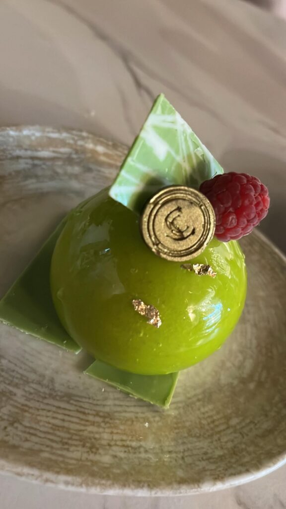 It’s a mousse that looks like an apple! 🍏