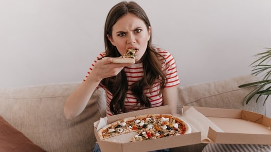 Jessie Inchauspe highlighted that eating late at night (after 8 pm) can raise glucose and insulin by 20-40 percent.(Freepik )