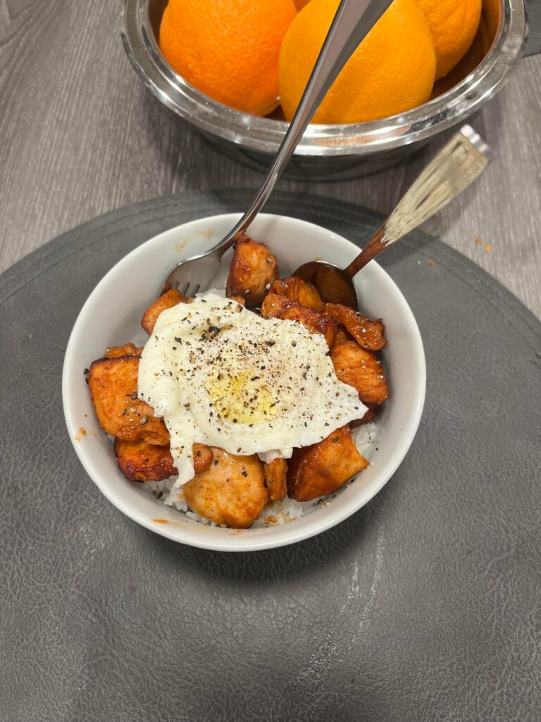 how many calories in this rice, korean chicken that is oily and marinated, and an egg on top?