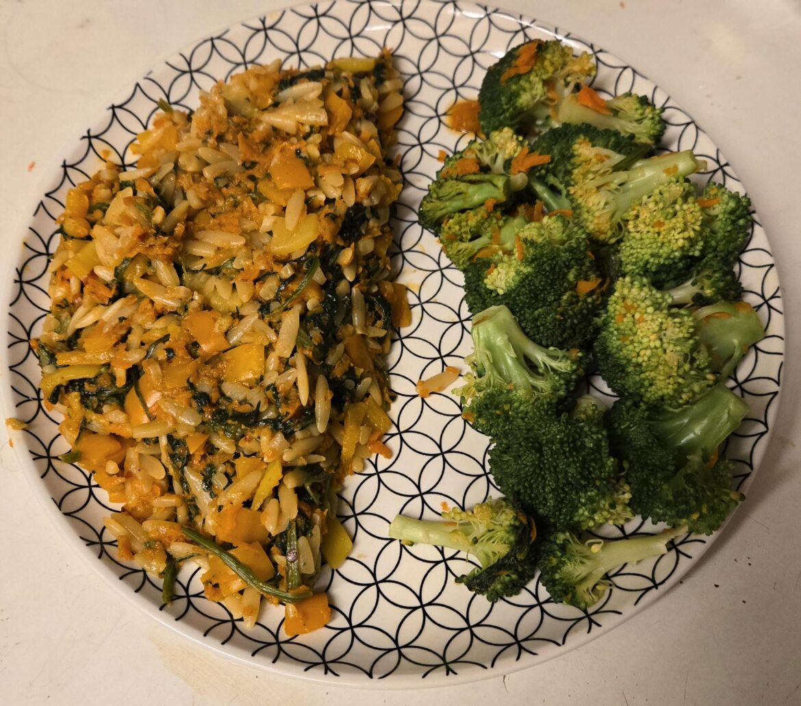 About 180g pasta vs 360g of veggies 🤤 (pasta has spinach, grated carrots, and sweet peppers)